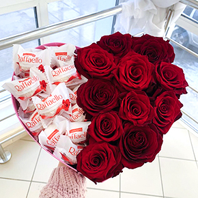 Коробка сердце с розами и конфетами Raffaello в Москве