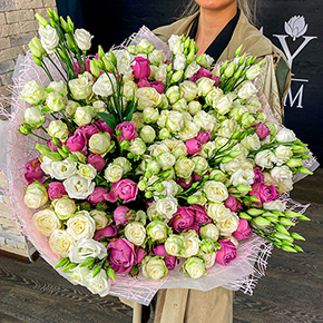 Микс кустовых пионовидных роз и эустом (55 см) в Москве