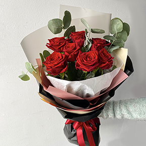 Букет 7 красных роз Наоми с эвкалиптом (60см) в Москве