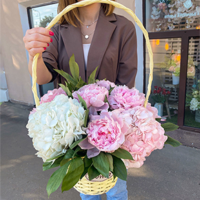 Корзина с пионами и гортензиями в Москве