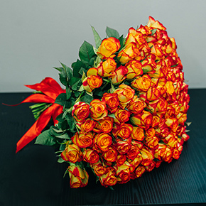 Букет 101 огненная роза (30 см) в Москве