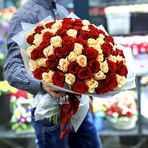 101 роза микс красно-персиковый (40 см) в Москве