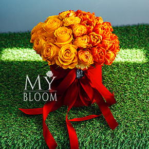 Шляпная коробка с розами и пионовидными тюльпанами (26 см) в Москве