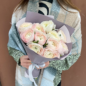 Букет из 11 ранункулюсов в Москве