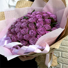 101 темно лиловая роза Кения (40 см) в Москве