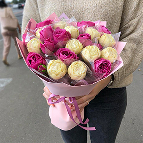 Букет из шоколадных пионов и кустовых пионовидных роз (40 см) в Москве