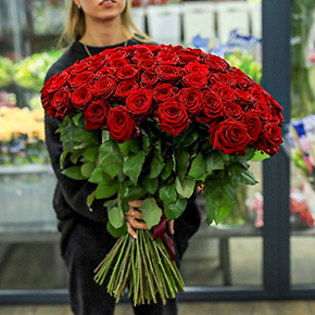 Букет 101 красная роза Ред Наоми (60 см) в Москве