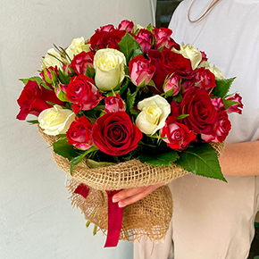 Кустовые и одноголовые розы в миксе (40 см) в Москве