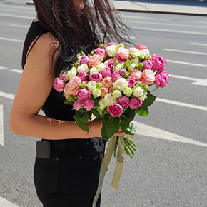 Букет из кустовых роз Бомбастик микс (40 см) в Москве