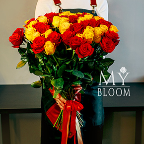 Букет 51 красная и желтая роза (50 см) в Москве