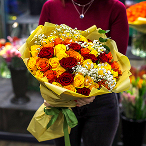 Букет 55 ярких роз с гипсофилой (45 см) в Москве