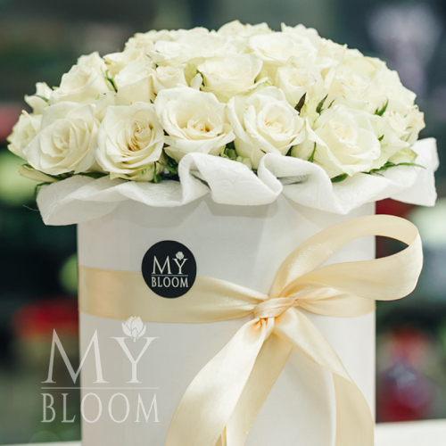 51 белая роза в белой коробке (30 см) в Москве