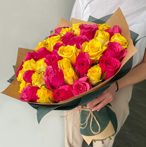 Букет 51 роза малиново желтый микс в кантри стиле (40 см) в Москве