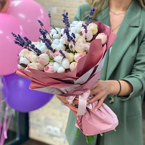 Букет из пионовидных роз, лаванды и хлопка (50 см) в Москве