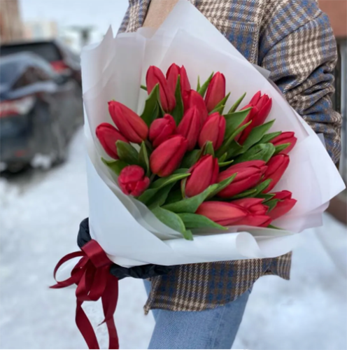 Букет красных тюльпанов в Москве