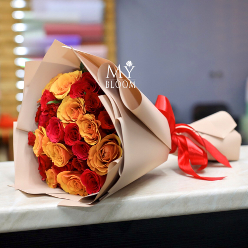 Букет 25 Кенийских роз микс (40 см) в Москве