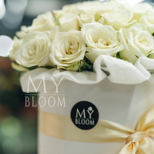 51 белая роза в белой коробке (30 см) в Москве