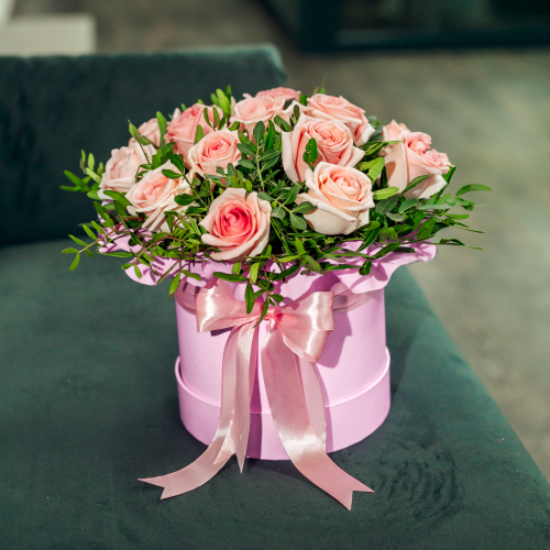 15 роз в шляпной коробке (30 см) в Москве